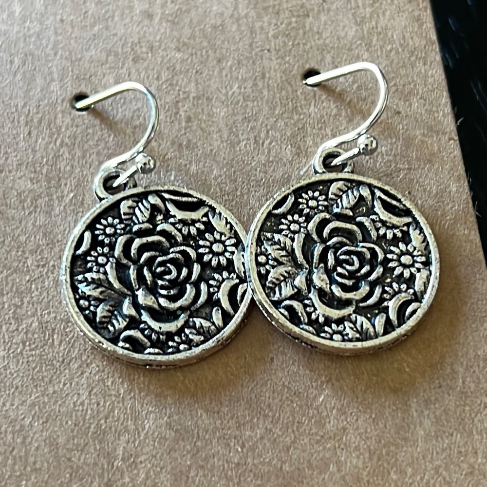 VINTAGE style rose earrings-NWT